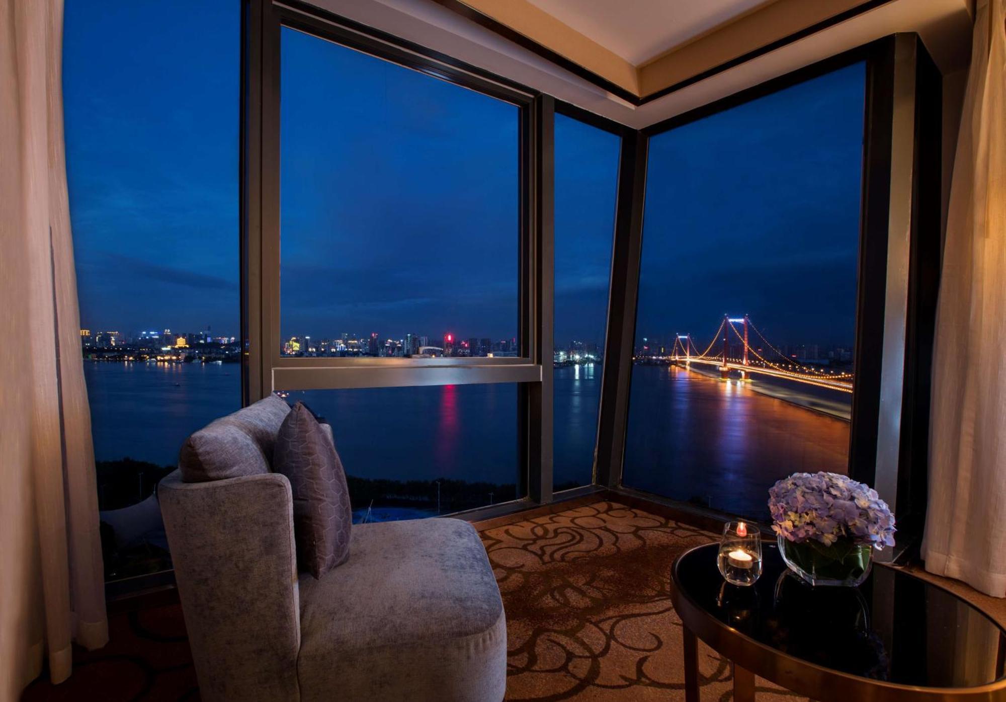 Hilton Wuhan Yangtze Riverside Exterior photo