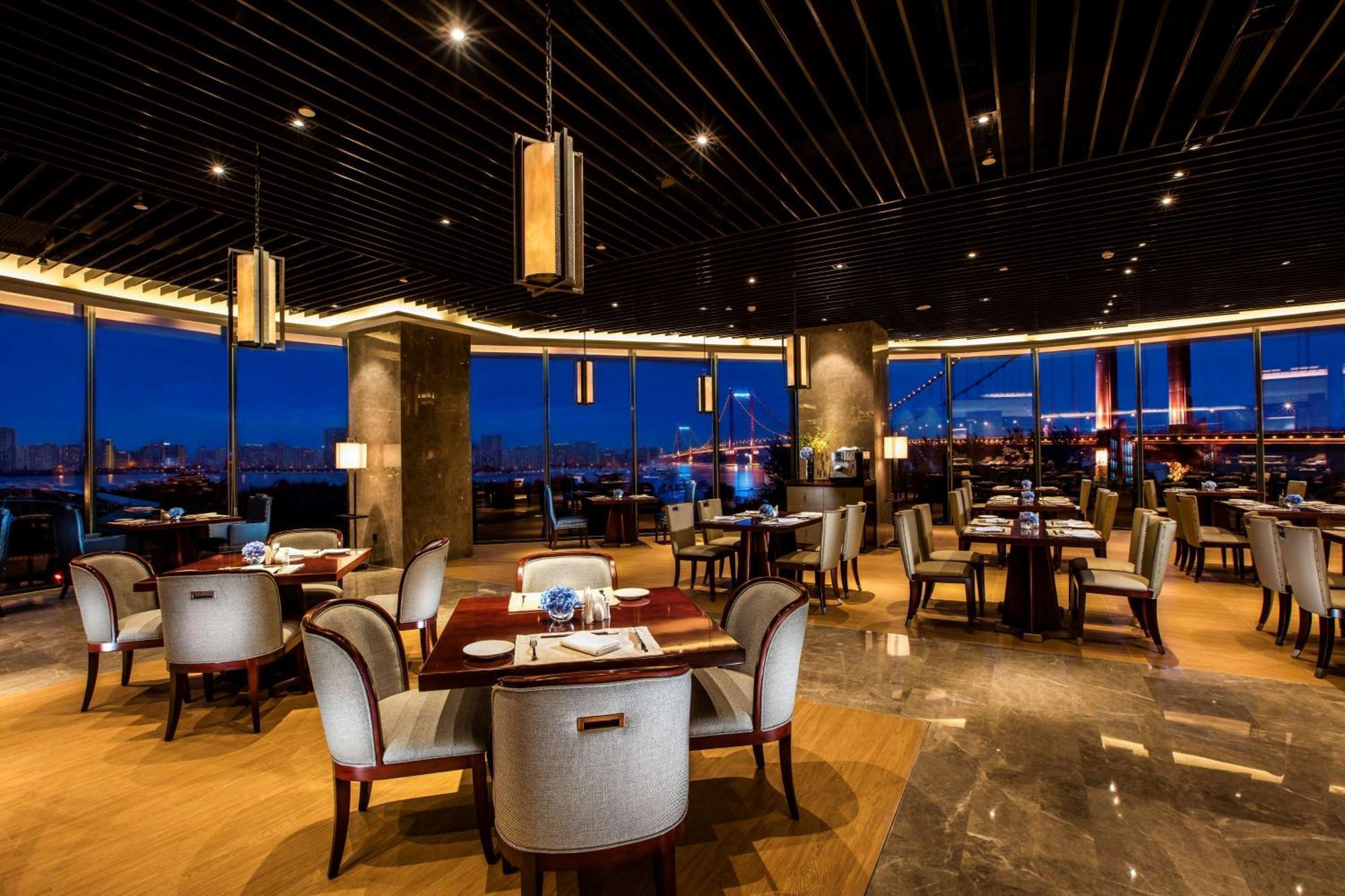 Hilton Wuhan Yangtze Riverside Exterior photo